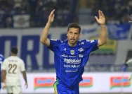 Thom Haye, gelandang Persib Bandung, sedang beraksi di lapangan hijau.