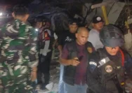 Tim Gegana Polda Metro Jaya mensterilkan area ledakan di Pasar Cimanggis, Tangerang Selatan.