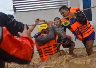 Tim SAR gabungan melakukan evakuasi warga terdampak banjir di Kota Padang
