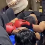 Vicky Prasetyo saat tanding tinju melawan Dede Sunandar di Jambi