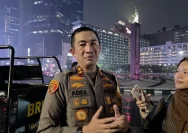 Wakapolda Metro Jaya Irjen Adex Yudiswan saat berbincang dengan massa mahasiswa di Pospol Thamrin Bundaran HI