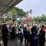 Warga berkunjung dalam kegiatan pembukaan program Namu Balai Kota Jakarta
