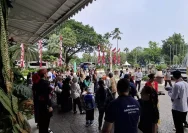Warga berkunjung dalam kegiatan pembukaan program Namu Balai Kota Jakarta